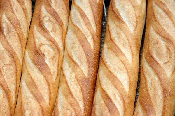 Baguettes in einer Reihe. Brot