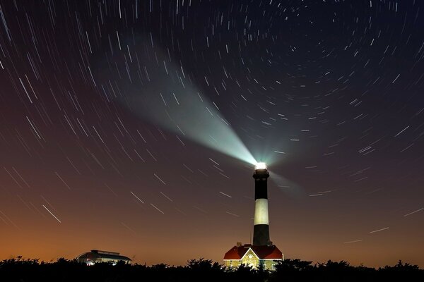 La lumière du phare dans le ciel du soir