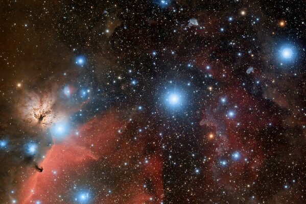 Muchas nebulosas y galaxias con estrellas brillantes