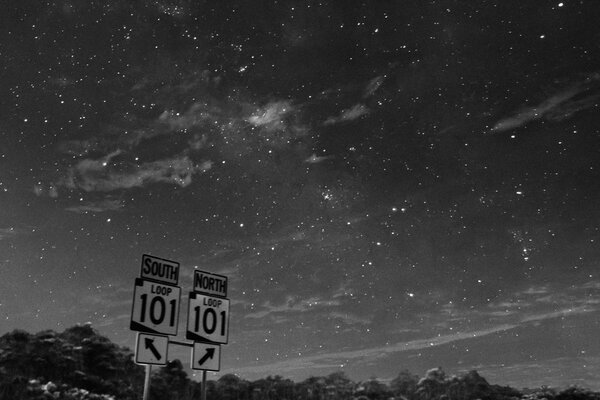 Signes en noir et blanc. Ciel étoilé