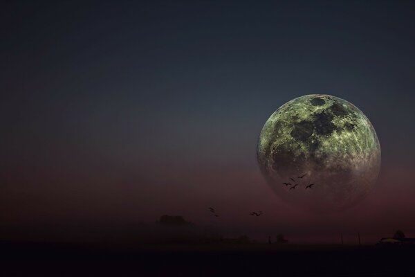 Lune avec des taches sombres dans le ciel