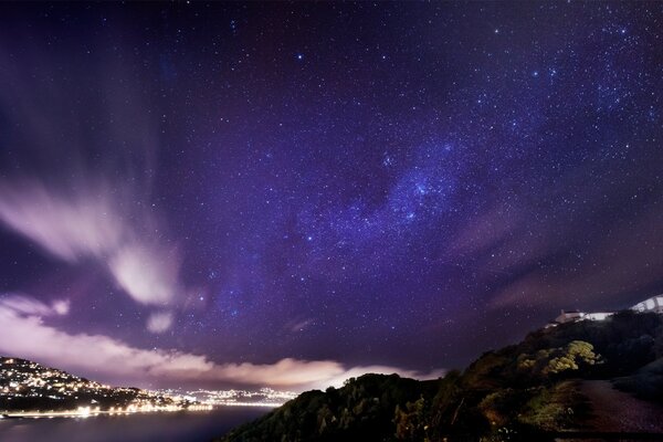 Cielo estrellado sobre las montañas en Dalí se ve la ciudad