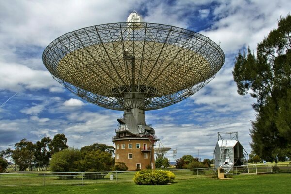 Radar apuntando hacia el cielo en el fondo del césped verde