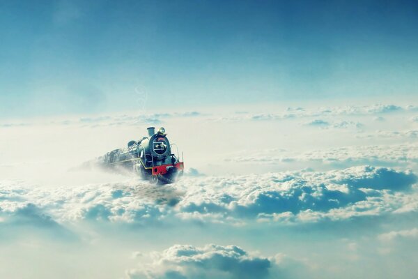 Tren locomotora cabalga sobre las nubes en el cielo