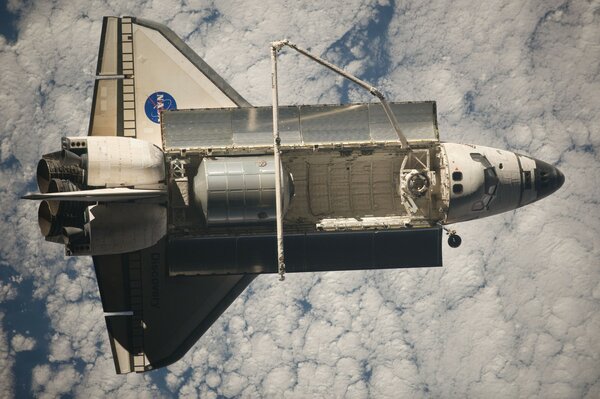 Ein Shuttle, das hoch über den Wolken fliegt