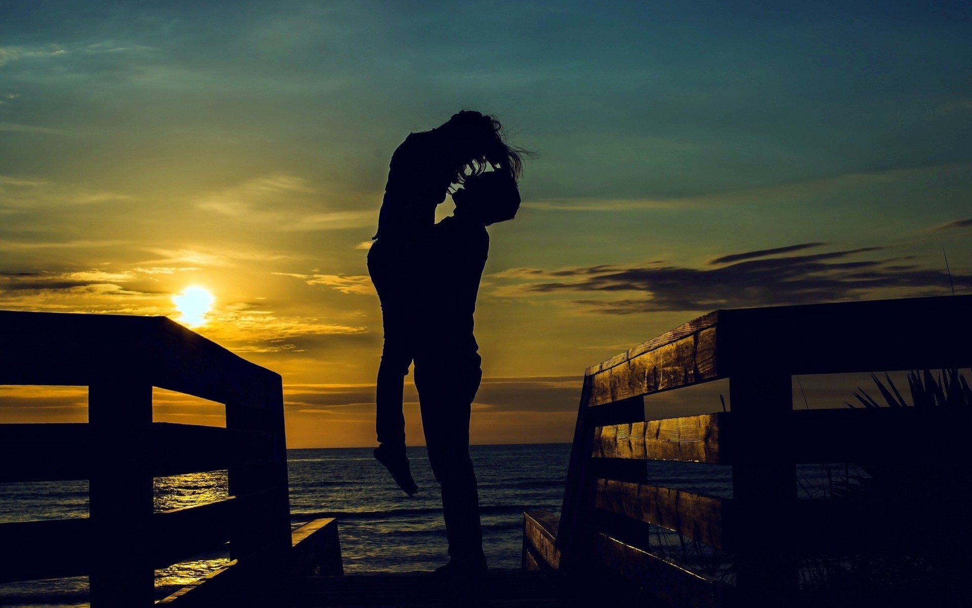 widescreen a schermo intero uomo tenerezza cielo sfondo donna gioia ragazza romanticismo tramonto carta da parati silhouette notte umore sentimenti felicità acqua sole calore passione amore fiume mare