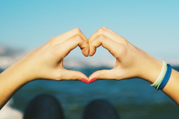 Corazón de las manos en el fondo del mar