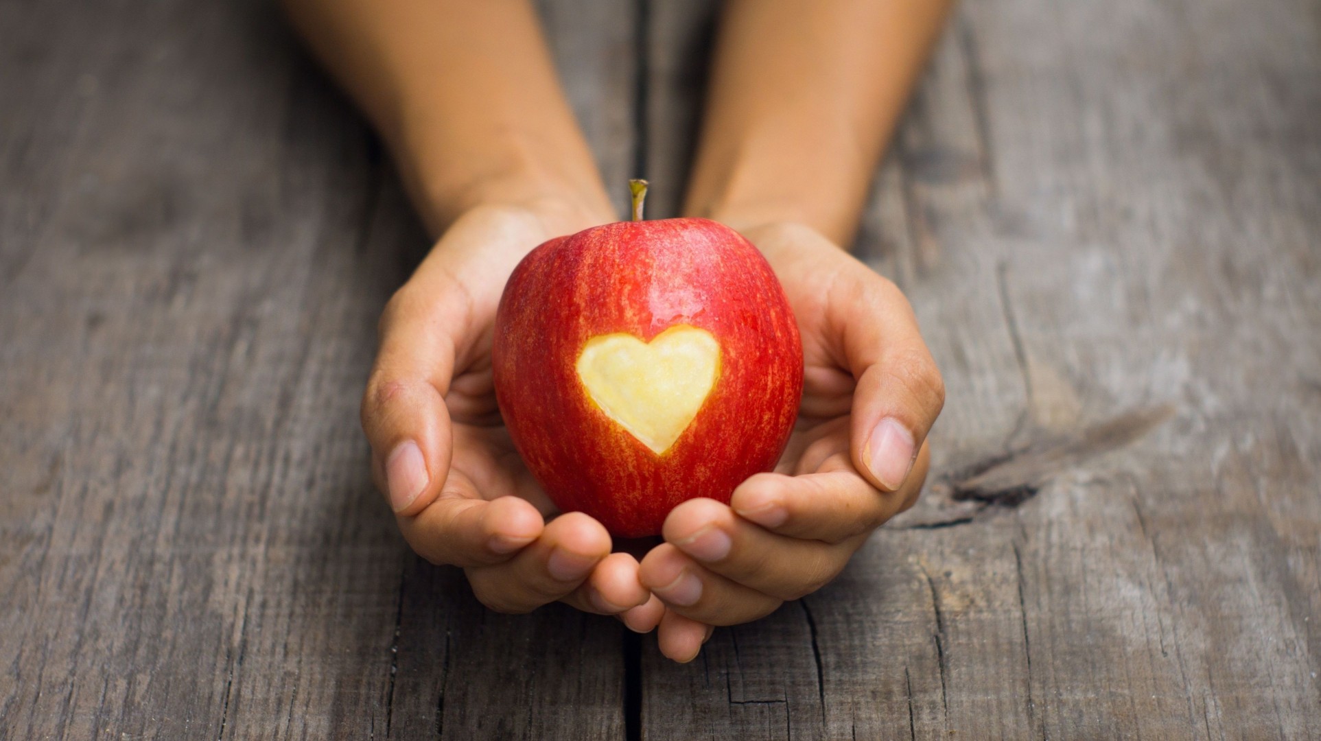 herz moe hände apfel roter apfel tapete hintergrund form stimmung mädchen