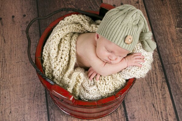 Lindo bebé en un gorro de punto