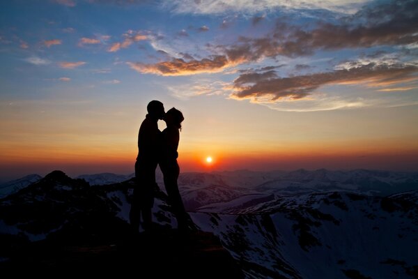 Pareja enamorada en medio de la puesta de sol