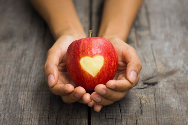 Manzana roja con corazón en las Palmas