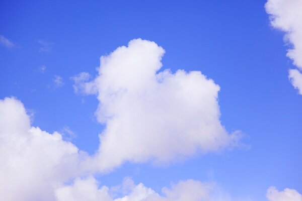 Nuage d air en forme de coeur