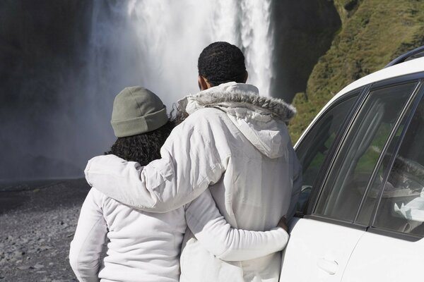 Voiture garée près de la cascade