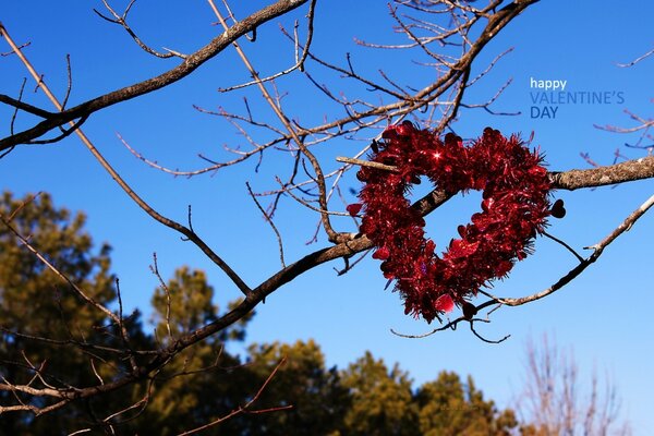 Gran corazón de San Valentín colgando de un árbol