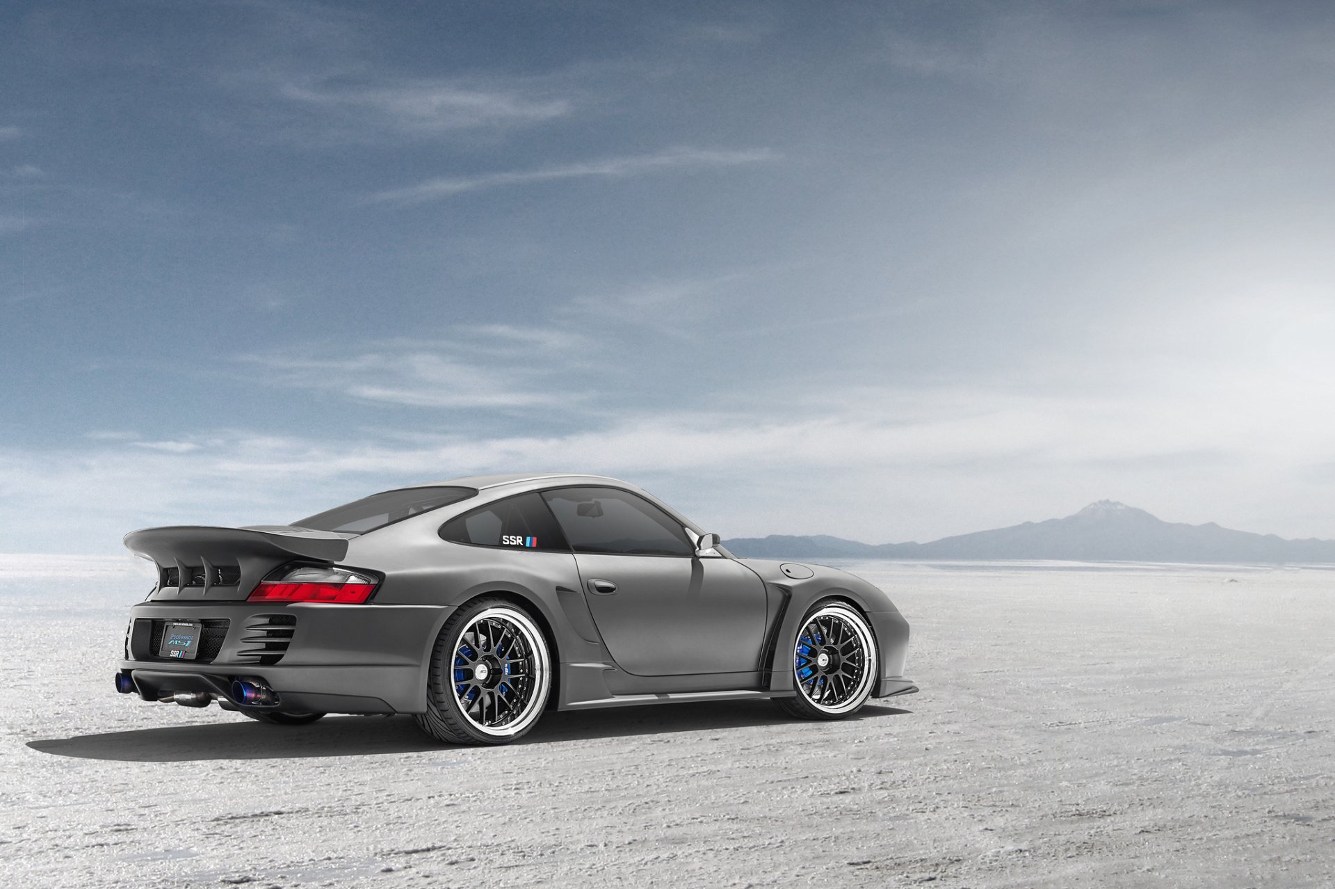 porsche ssr ściśle tajne widebody srebrny tył porsche srebrny aerodynamiczny pustynia blask