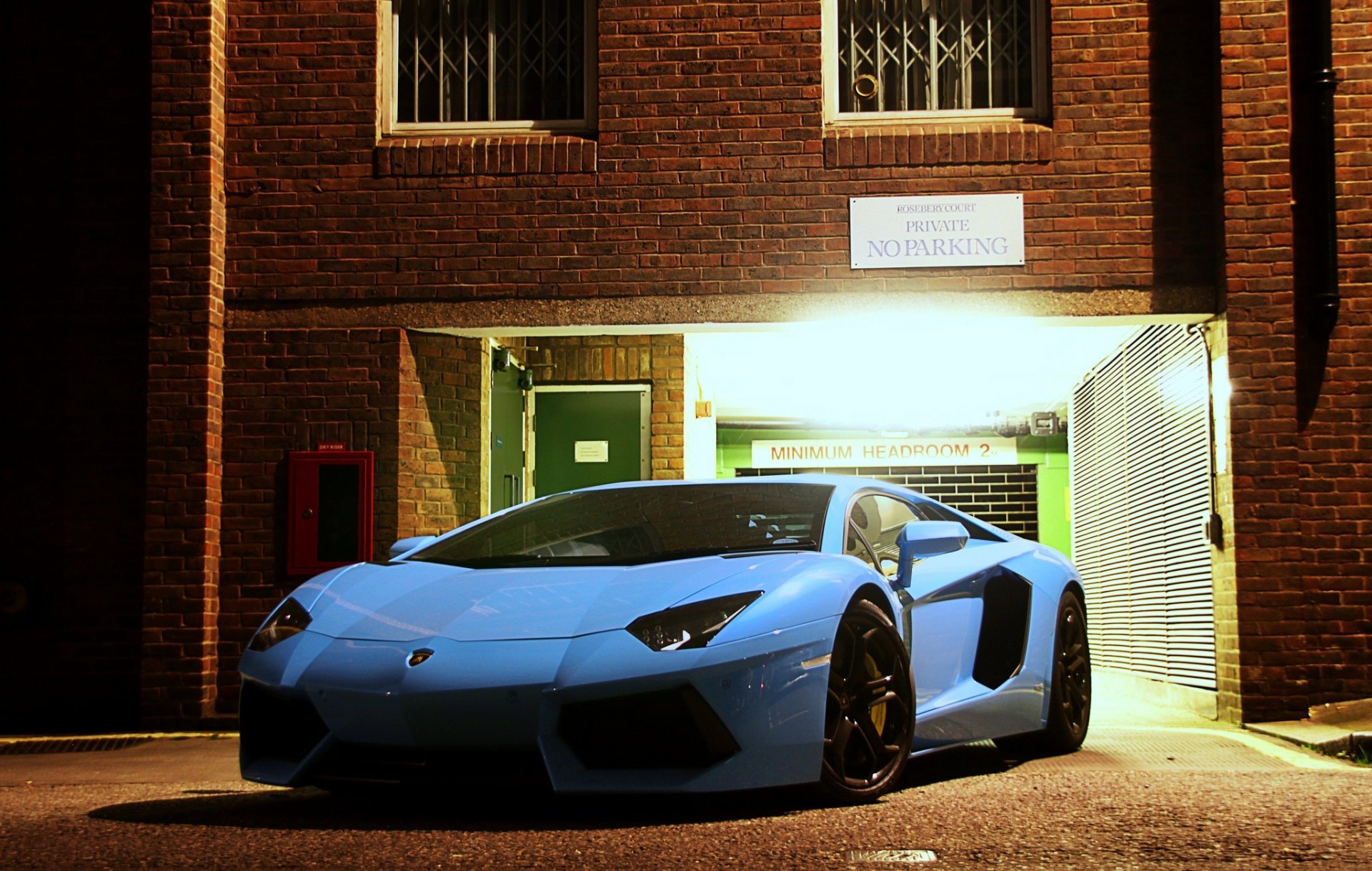 lamborghini aventador lp700-4 blau lamborghini aventador hellblau front gebäude fenster licht abend