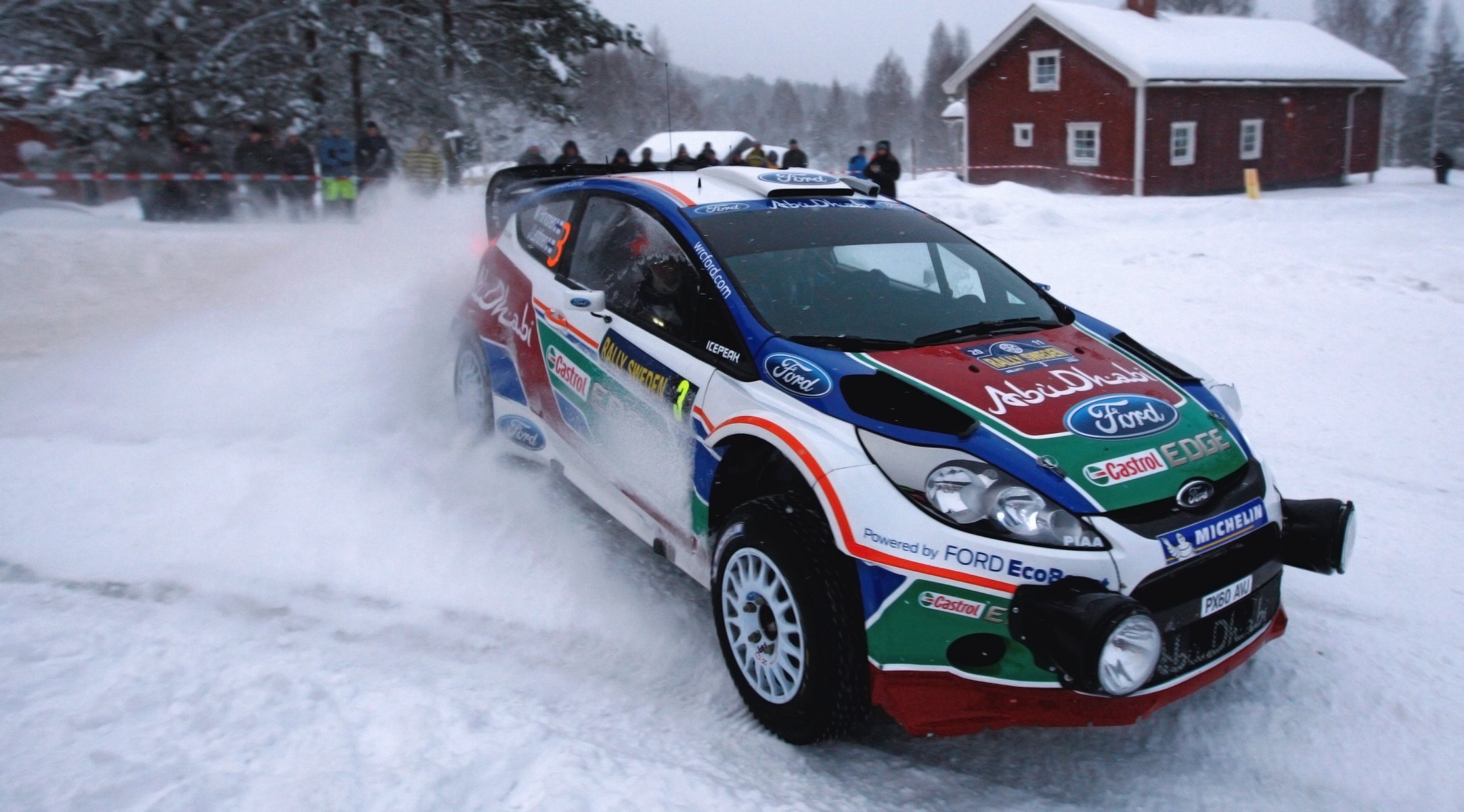 ford fiesta wrc rallye auto voiture sport course avant phares capot hiver neige dérapage