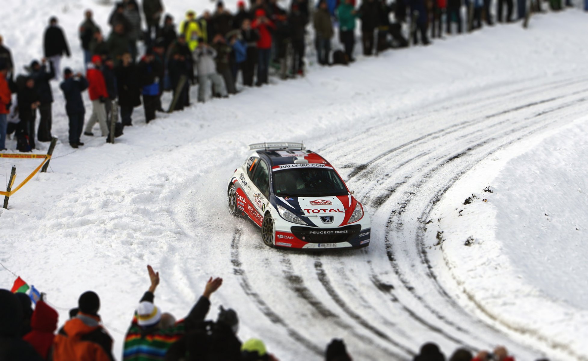 peugeot wrc rally rally auto coche deporte derrape invierno nieve giro gente fans carrera