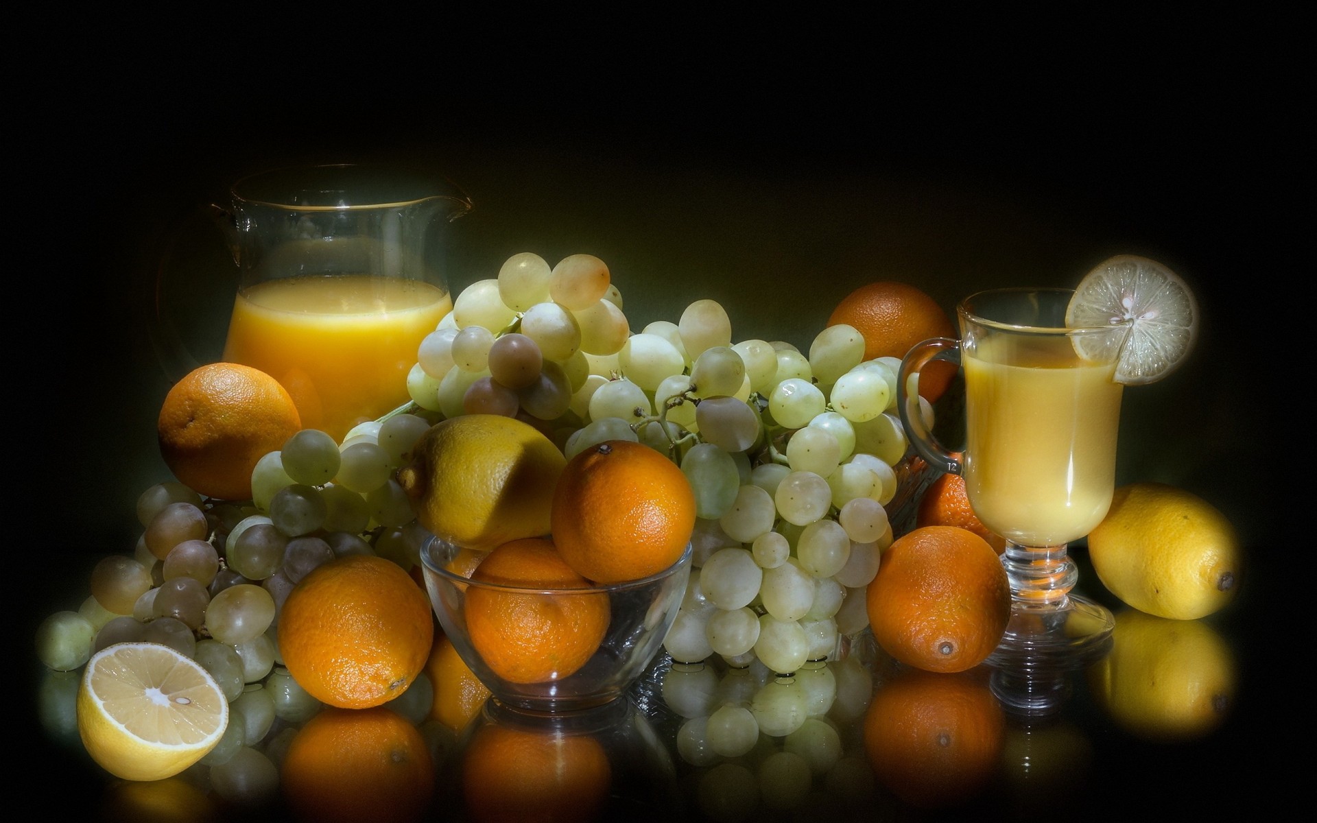 schwarzer hintergrund obst saft essen orange trauben zitrone