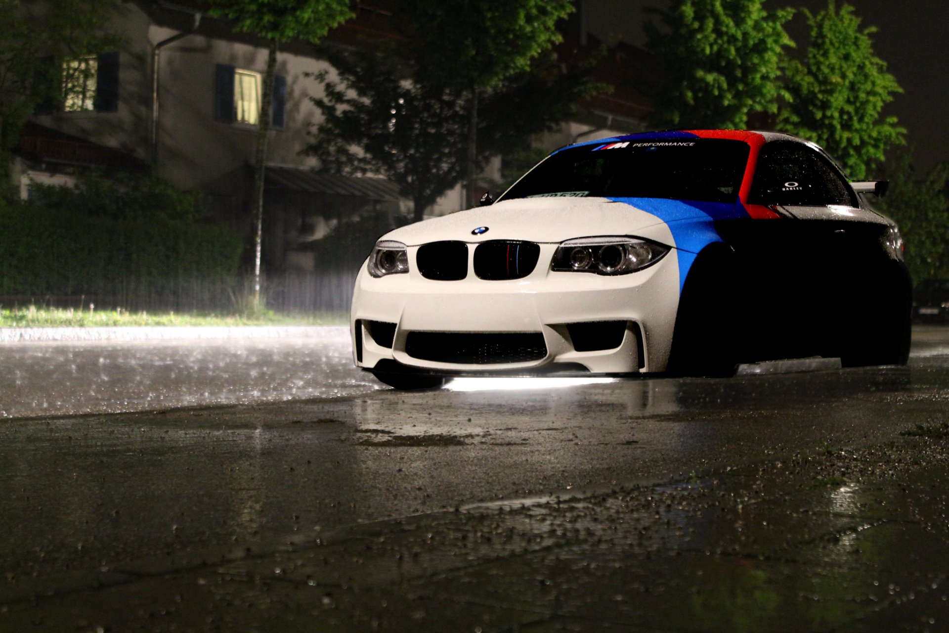 bmw 1m coupe noche lluvia frente luz