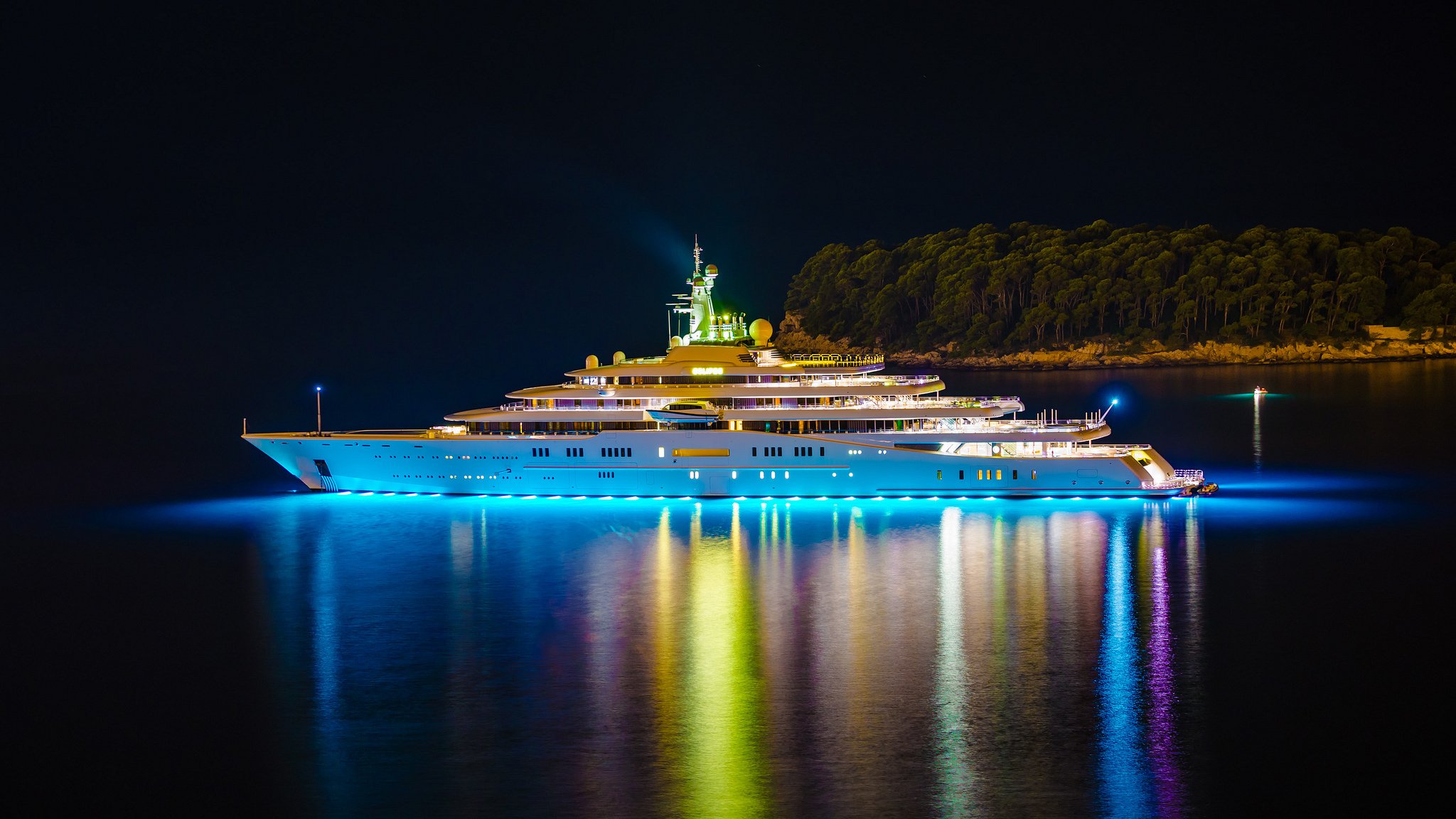 lusso mega yacht eclissi luci notte isola alberi