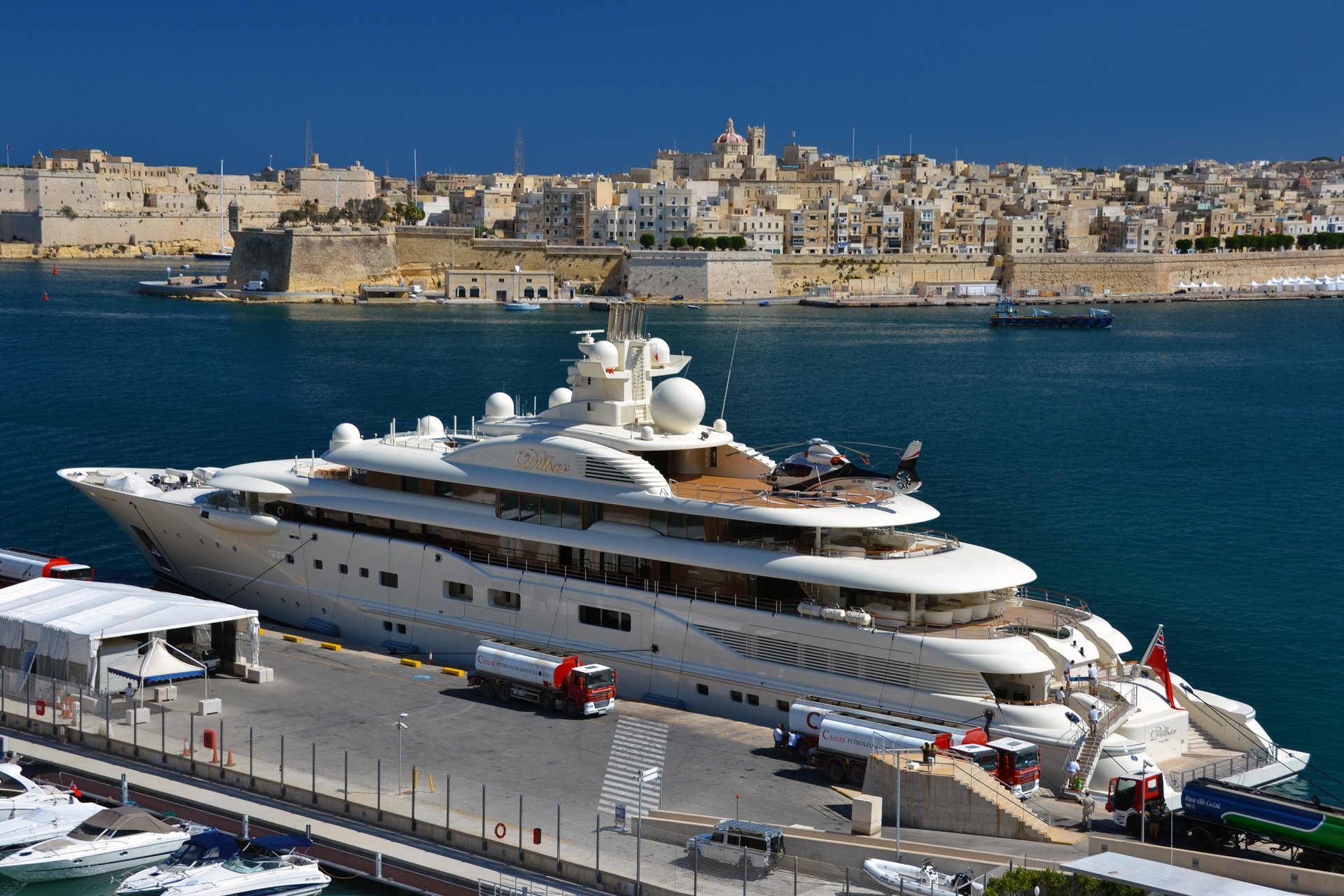 weiß mega yacht hubschrauber hafen tankstelle stadt malta valletta architektur dilbar valletta