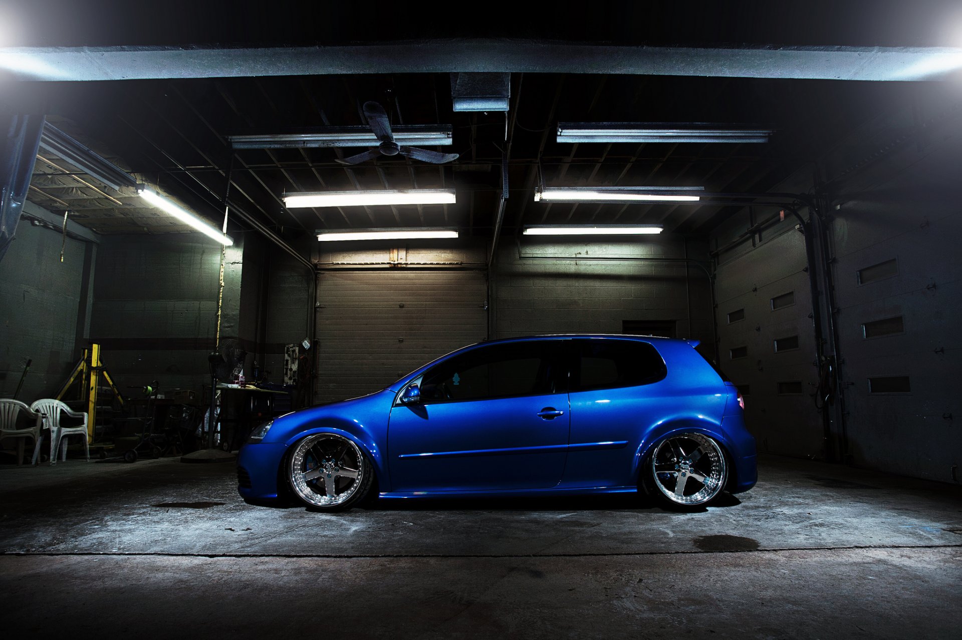 volkswagen golf gti niski niebieski tuning bok