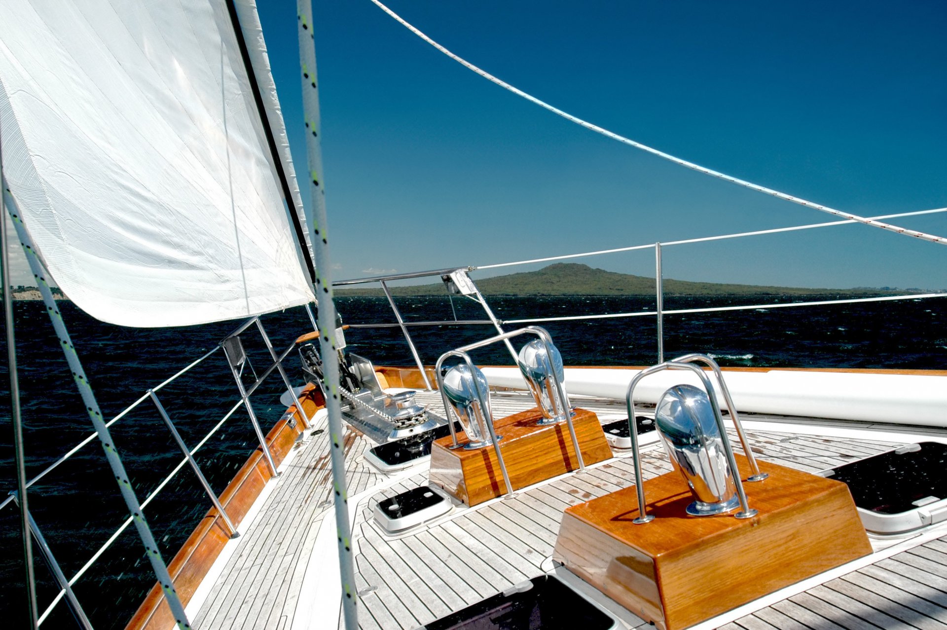 stimmung yacht deck segel meer himmel wellen spritzer horizont ufer marine boot schiff sport sommer tourismus transport reisen