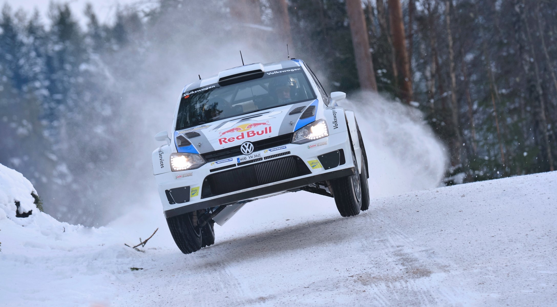 volkswagen polo wrc rally sport auto rally bianco auto toro rosso velocità inverno neve anteriore cofano fari logo gara