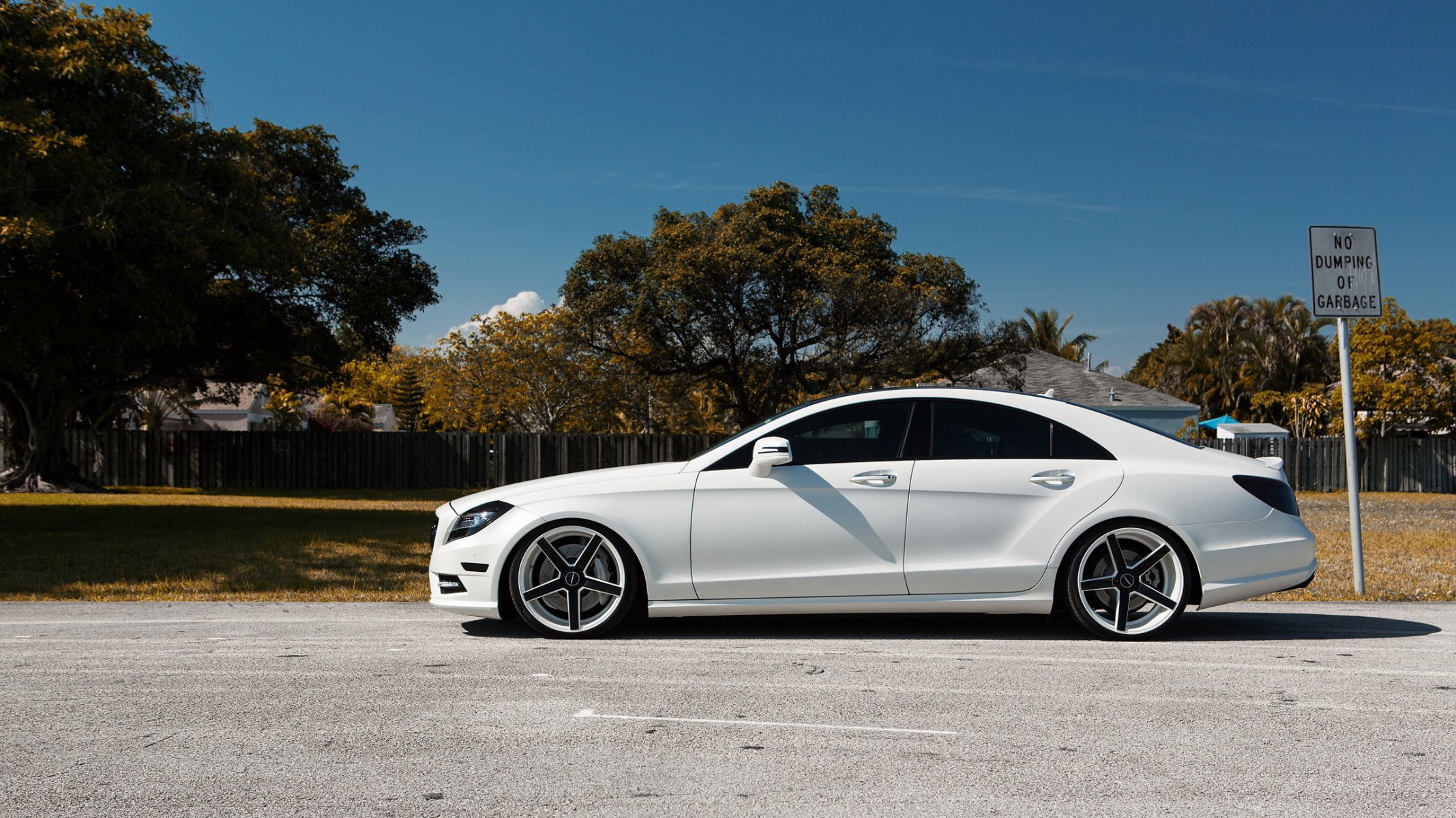 mercedes cls 550 blanc mat tuning vue latérale