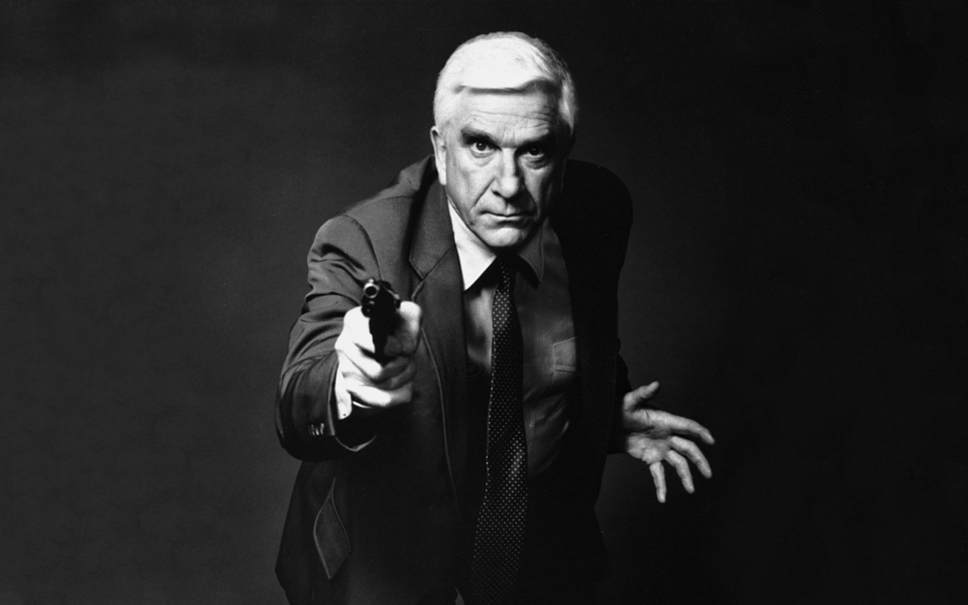 nackte pistole leslie nielsen leslie nielsen komiker komiker schauspieler pistole schwarz und weiß blick augen