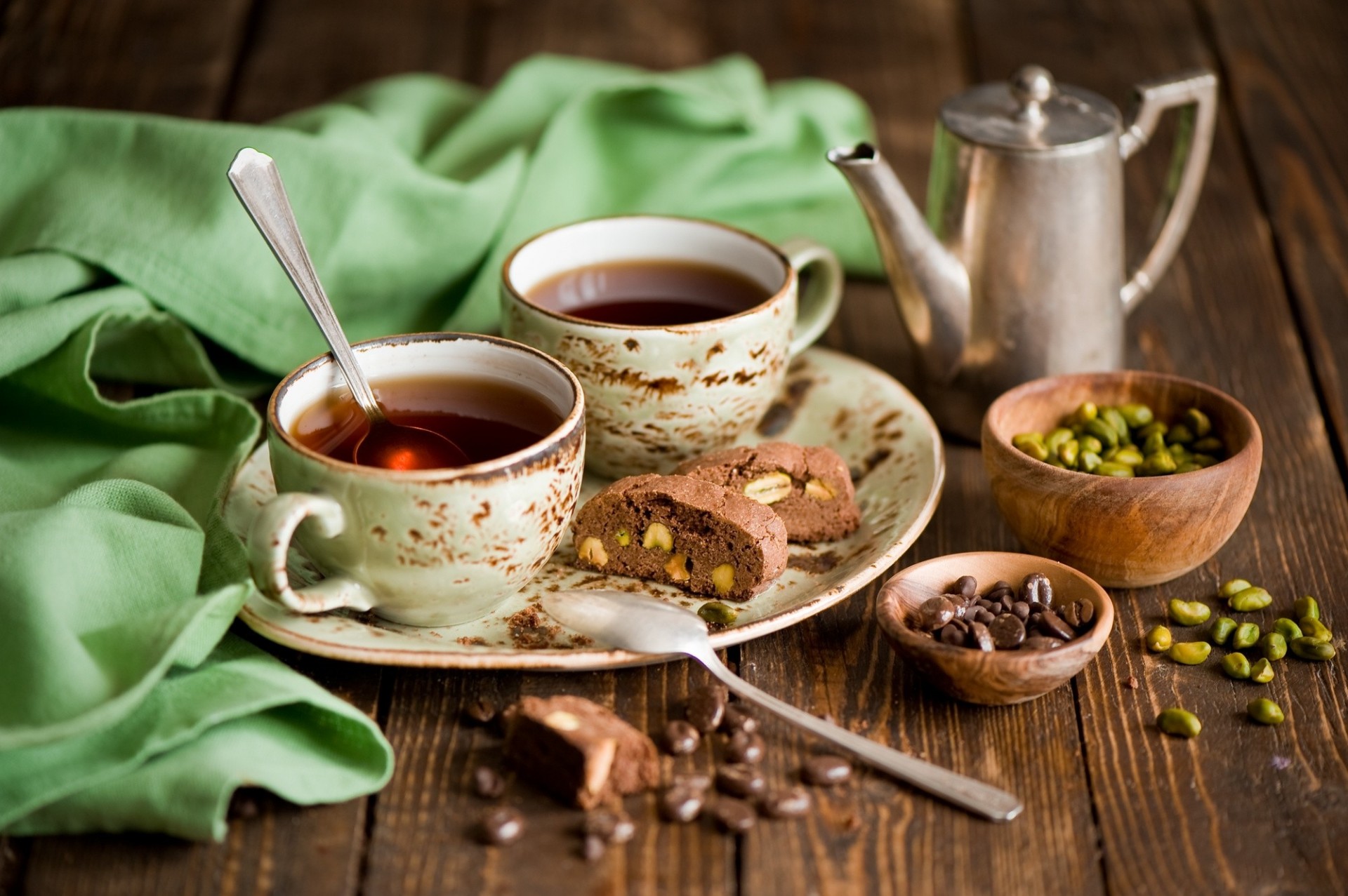 galleta café granos chocolate tazas cucharas pistachos