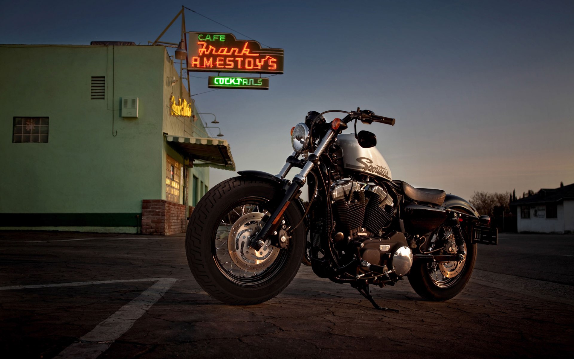 motocicleta harley-davidson xl 1200x sportster cuarenta y ocho tiene auténtico tanque en forma maní que instalado 1948 de ahí y nombre modelos debido ancho neumáticos mt90 frente parte se ve masiva discreto trasero suspensión baja