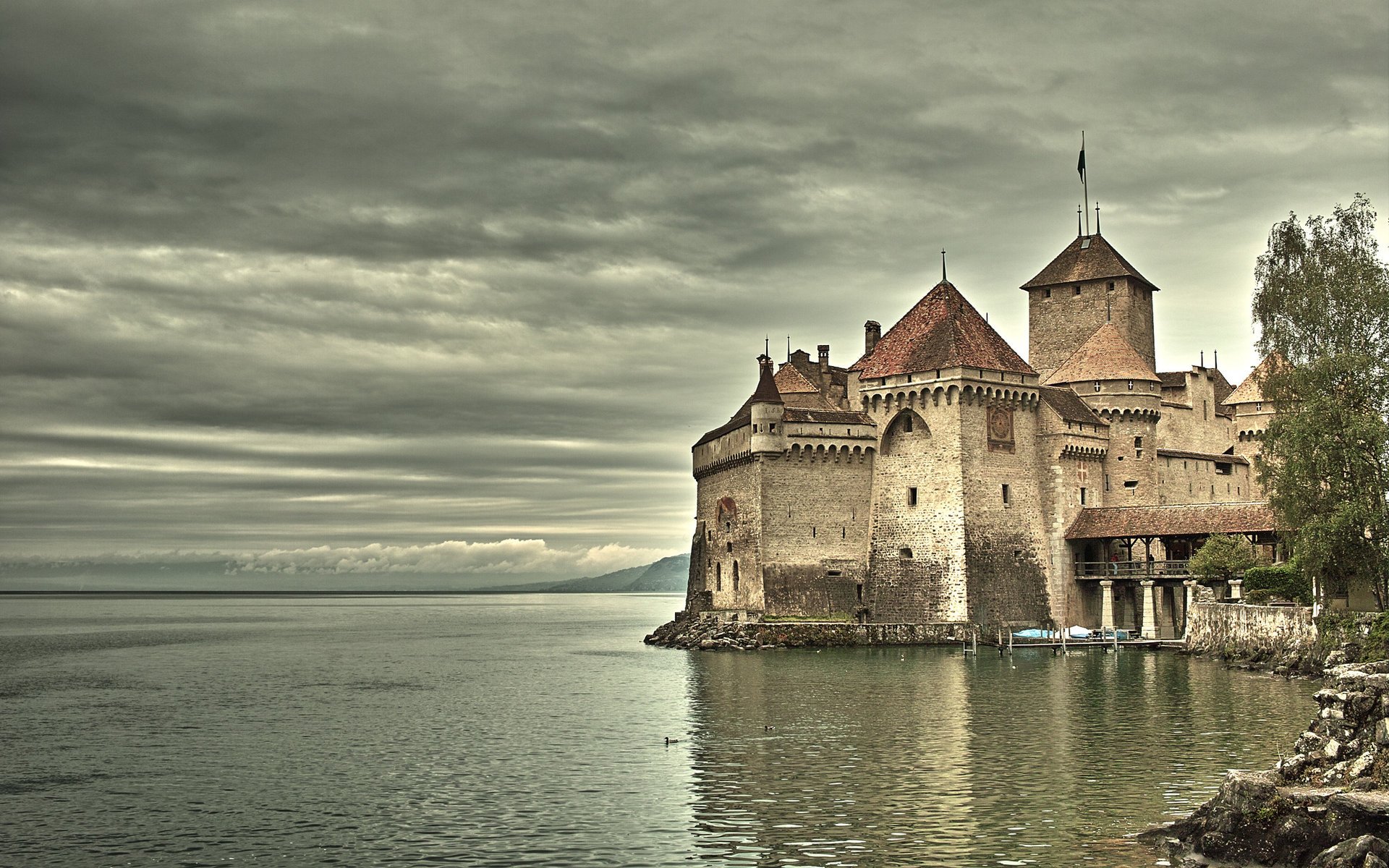 sul lago antico castello