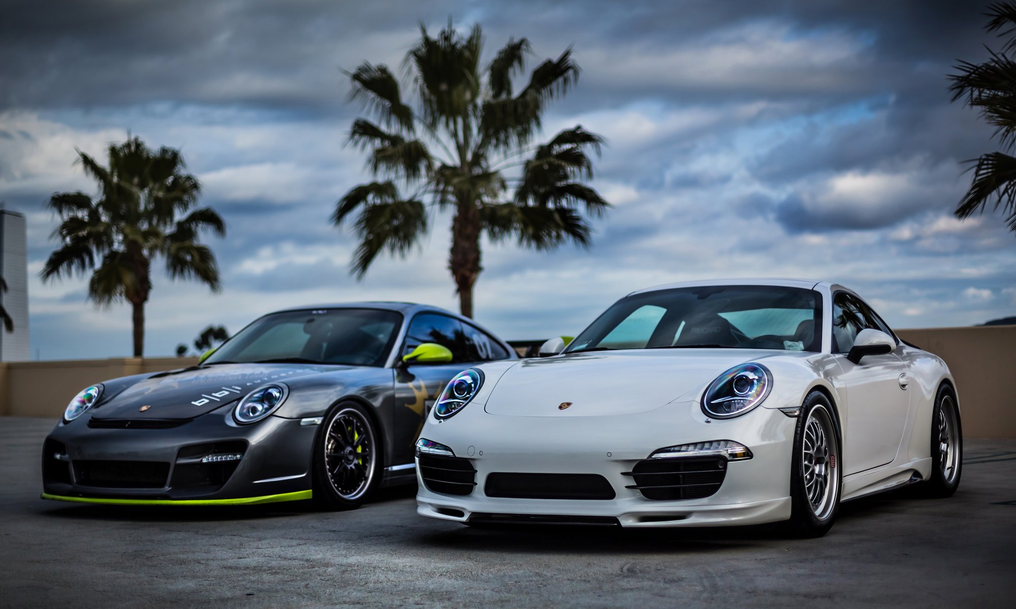 porsche 911 blanco plata cielo palma frente porsche plata nubes palmeras