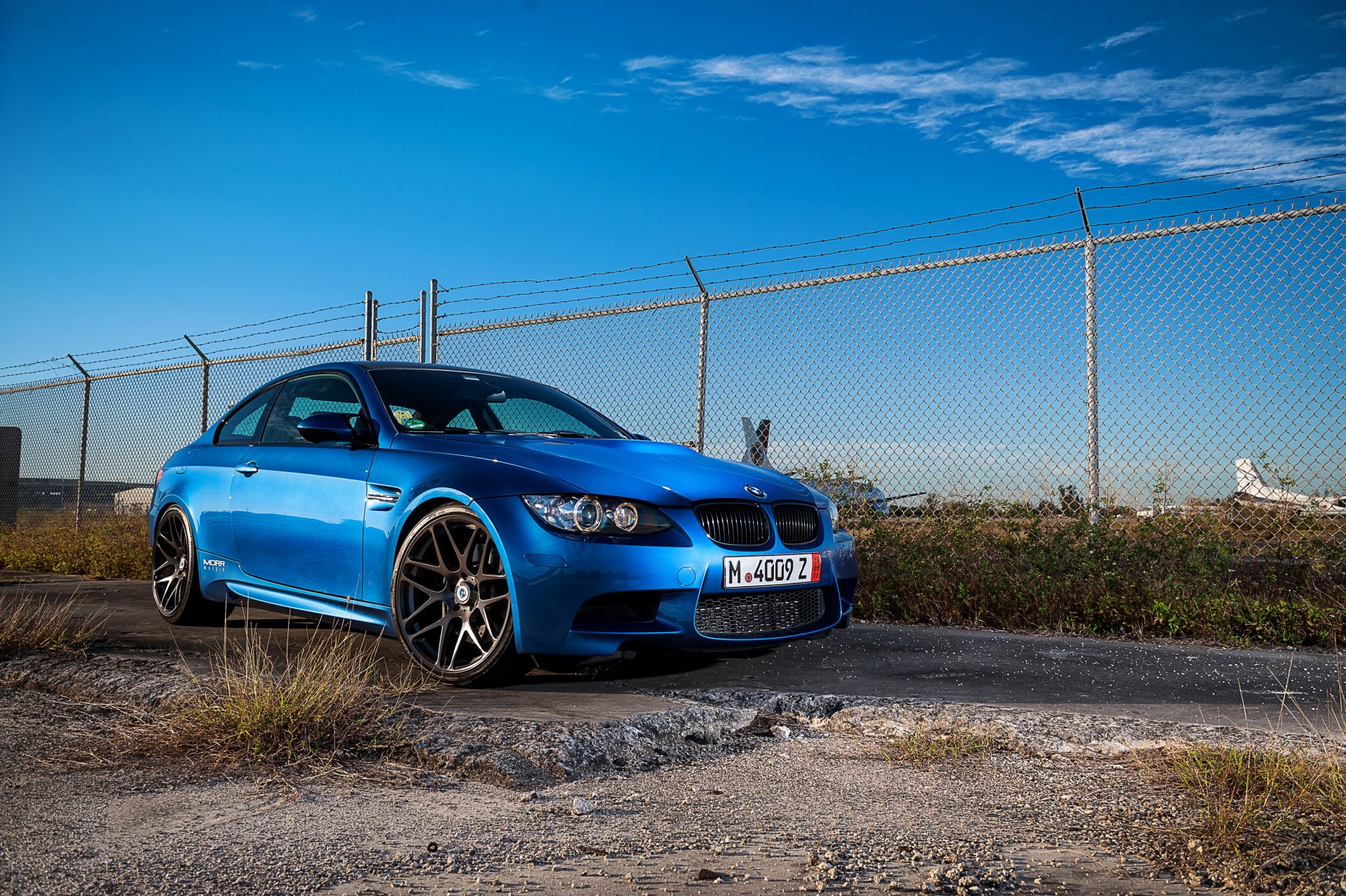 bmw m3 e92 blu bmw vista frontale luce del giorno guardrail cielo nuvole