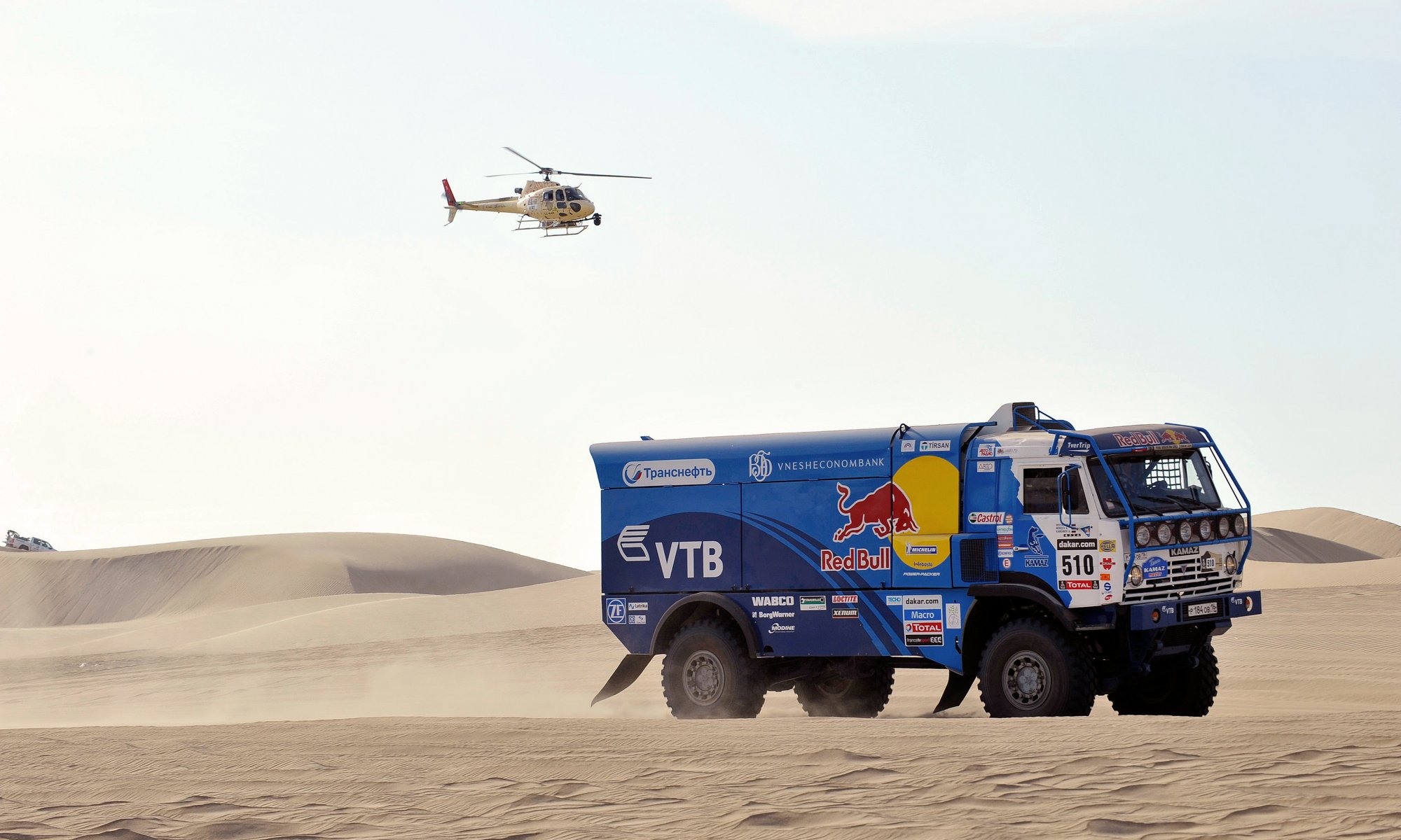 kamaz camión rally dakar azul toro rojo vista lateral auto coche helicóptero desierto carrera deporte calor día rally