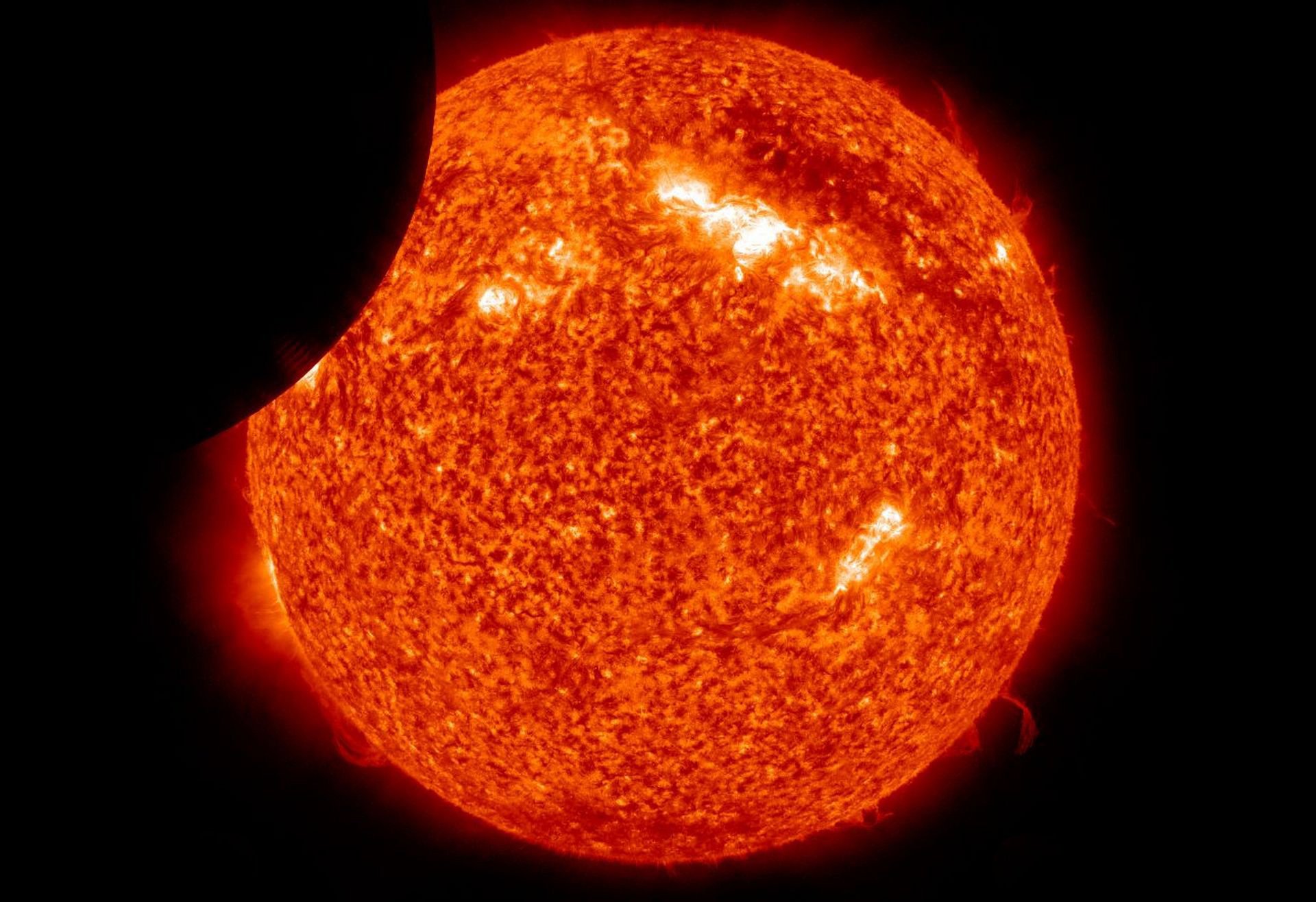 eclissi spazio sole