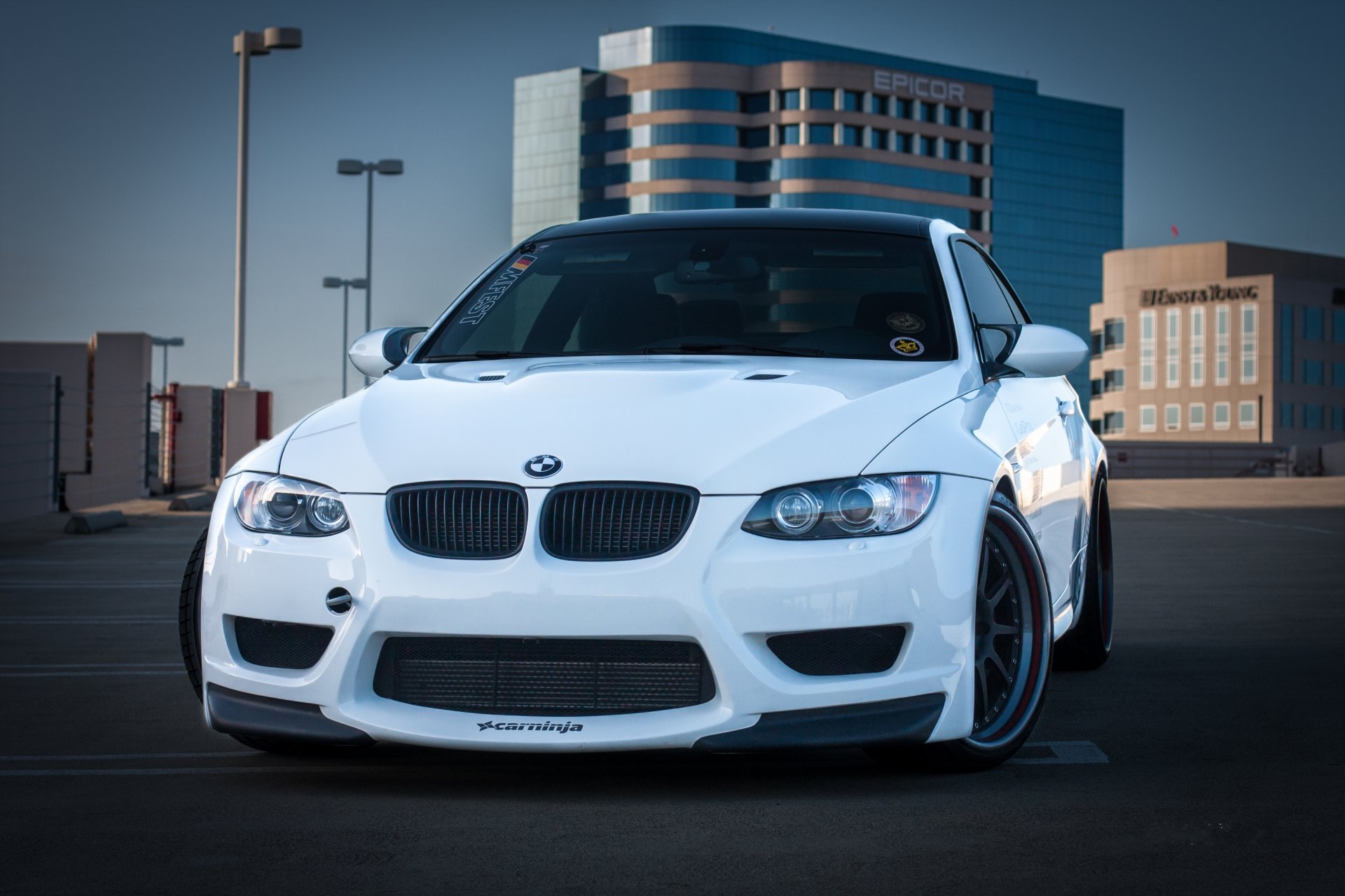 bmw m3 e92 bianco parcheggio edificio epicor bmw tetto luci epicor