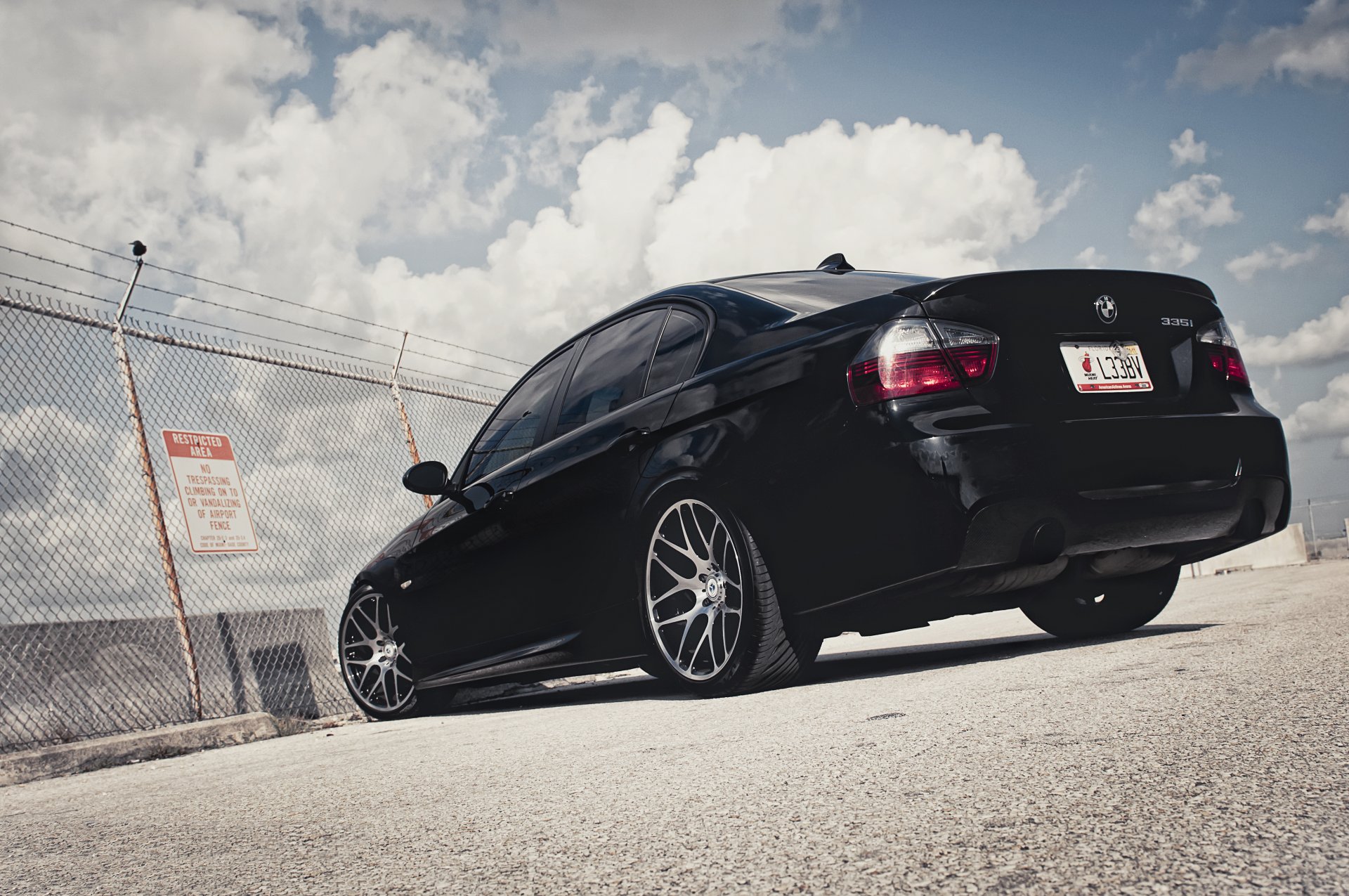 bmw 3er 335i schwarz bmw rückseite zaun himmel wolken