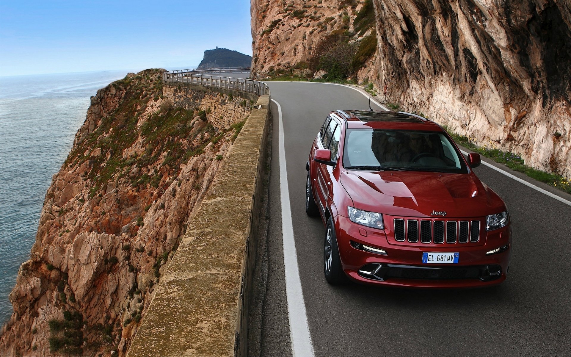 jeep grand cherokee.srt8.jeep grand cherokee srt8 rojo frente costa carretera montañas