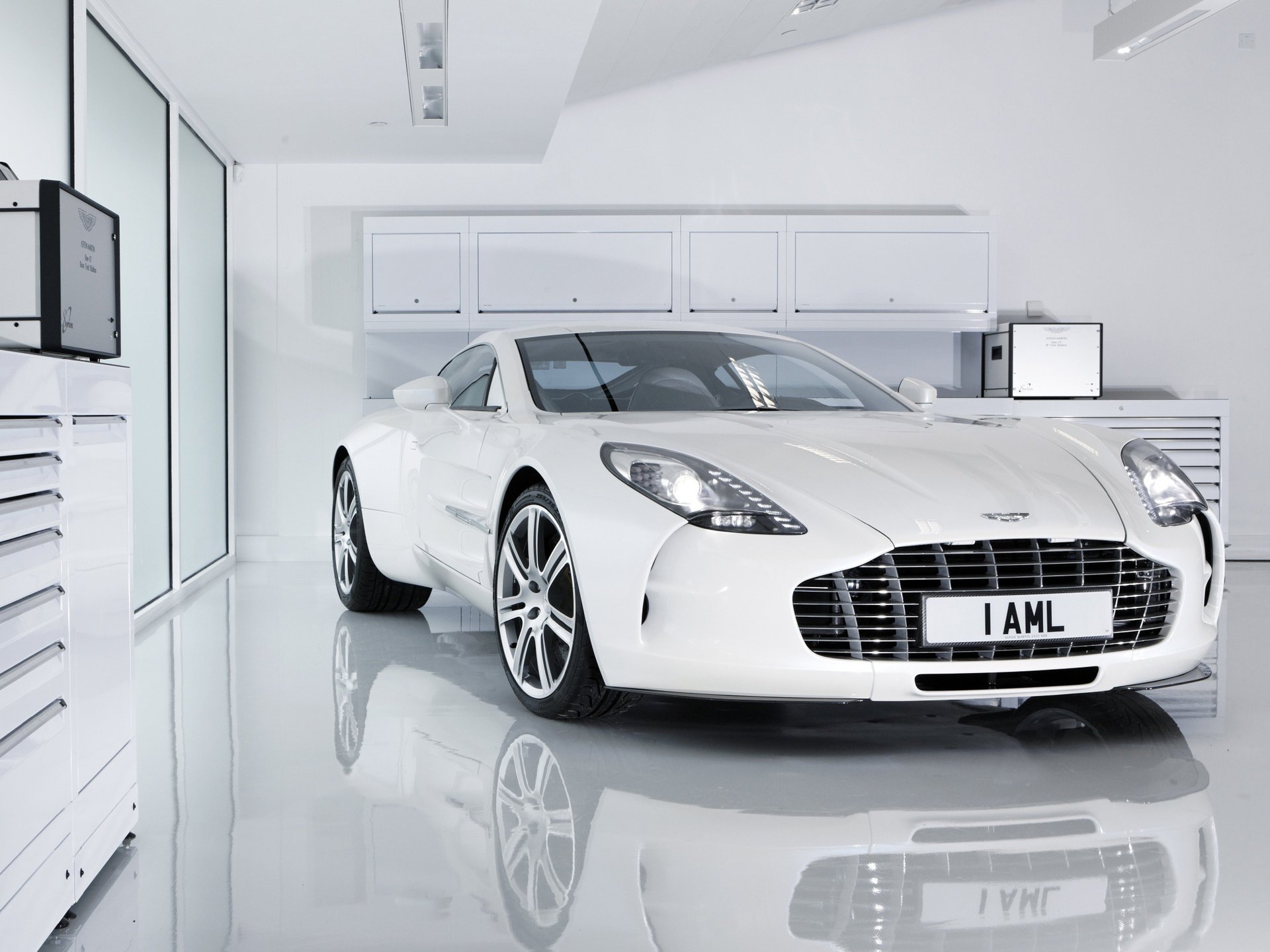 one-77 aston martin blanc blanc boxe réflexion aston martin