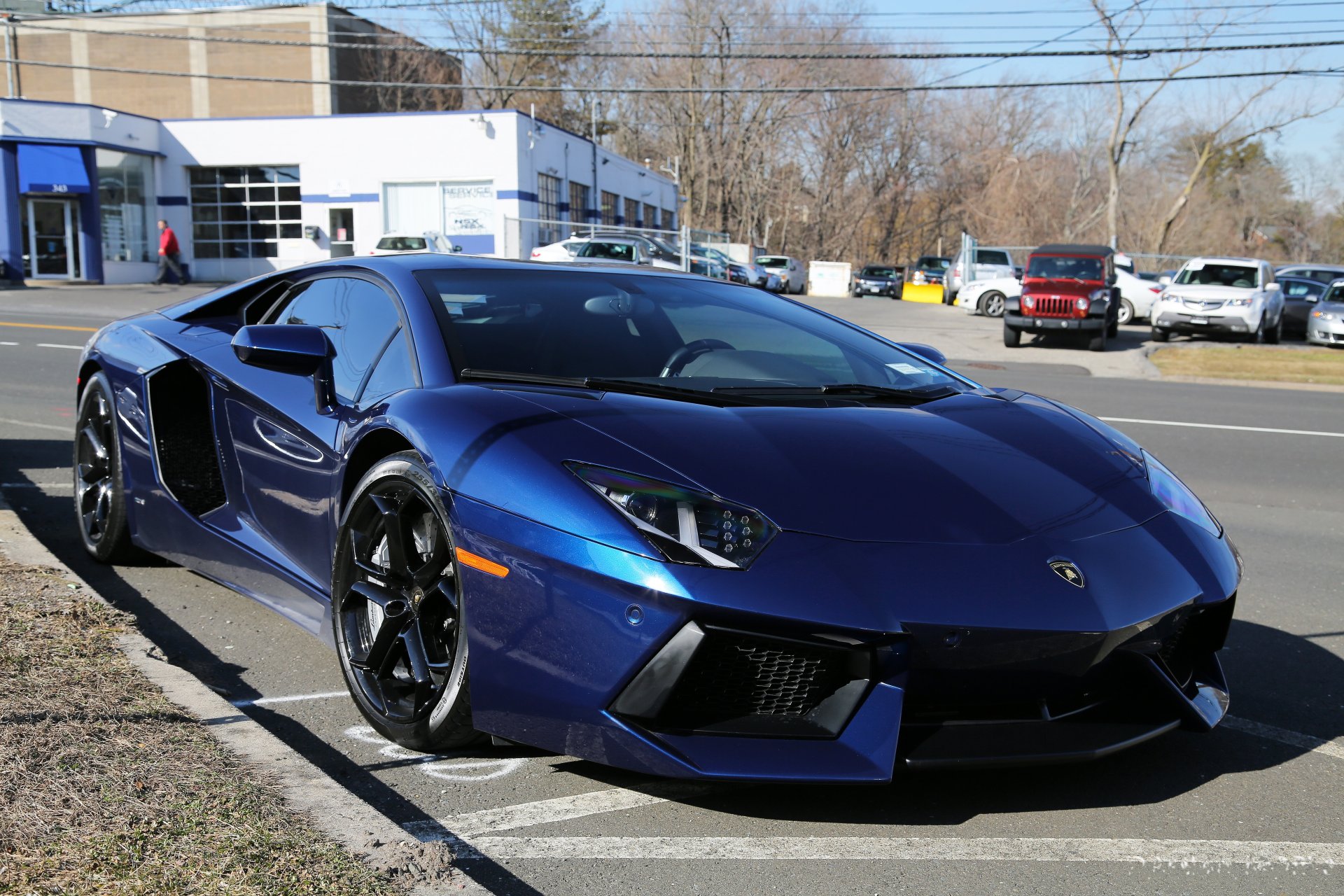 lamborghini aventador lp700-4 niebieski lamborghini aventador widok z przodu parking porebrik