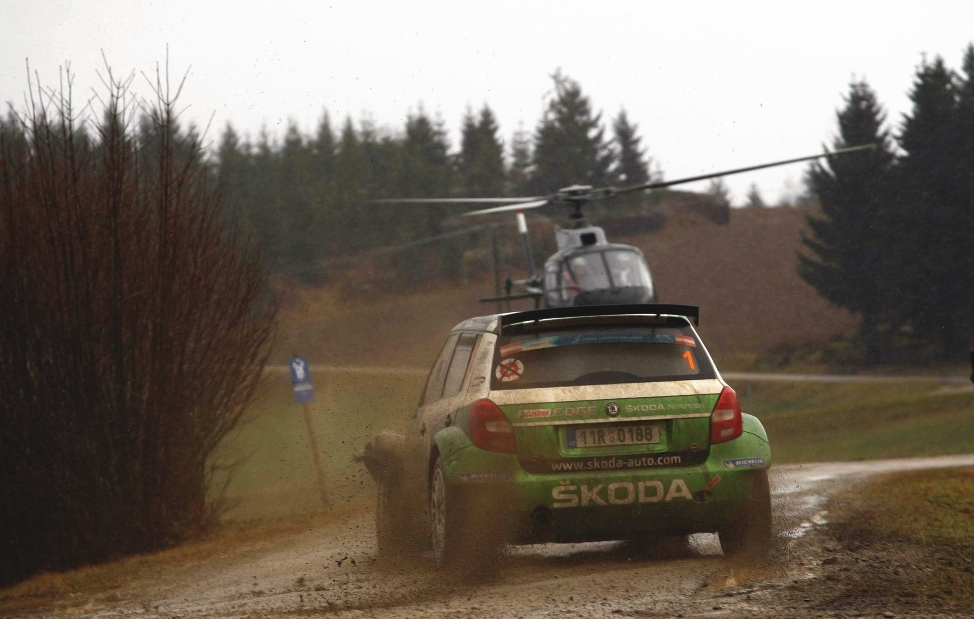 koda fabia rally wrc auto fabia auto rally gara sport auto elicottero fango nuvoloso sporco