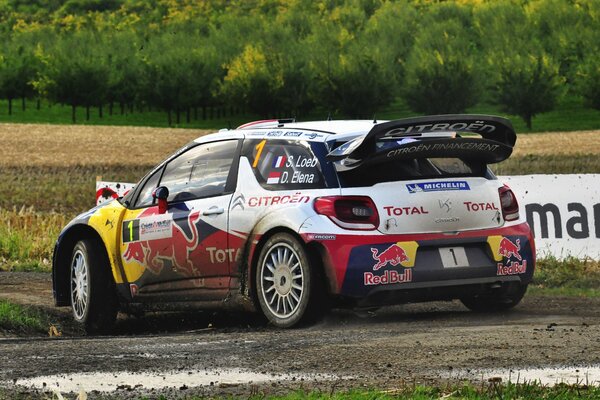 Coche deportivo marca Citroen pasa la pista en el barro