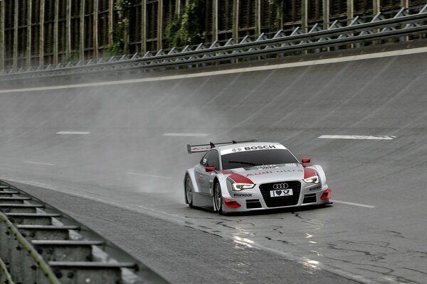 Audi deportivo en pista de carreras