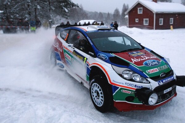 Dérapage, voiture de sport, neige sous les roues