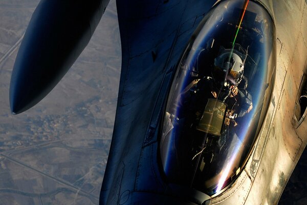 Cabine d avion avec pilote militaire