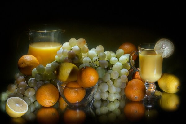 Jus et fruits sur fond blanc