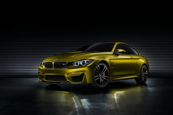 Kokett goldenes bmw m4 Coupé